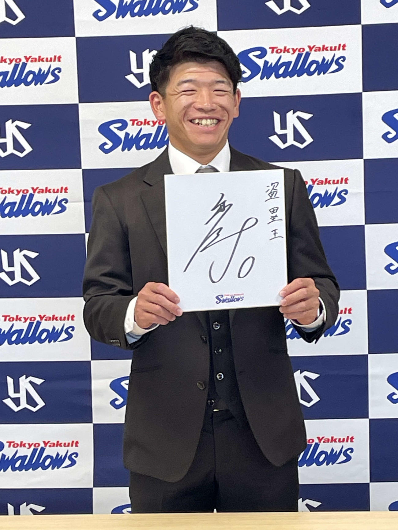 契約更改交渉に臨み、来季目標に盗塁王を色紙に記したヤクルト並木
