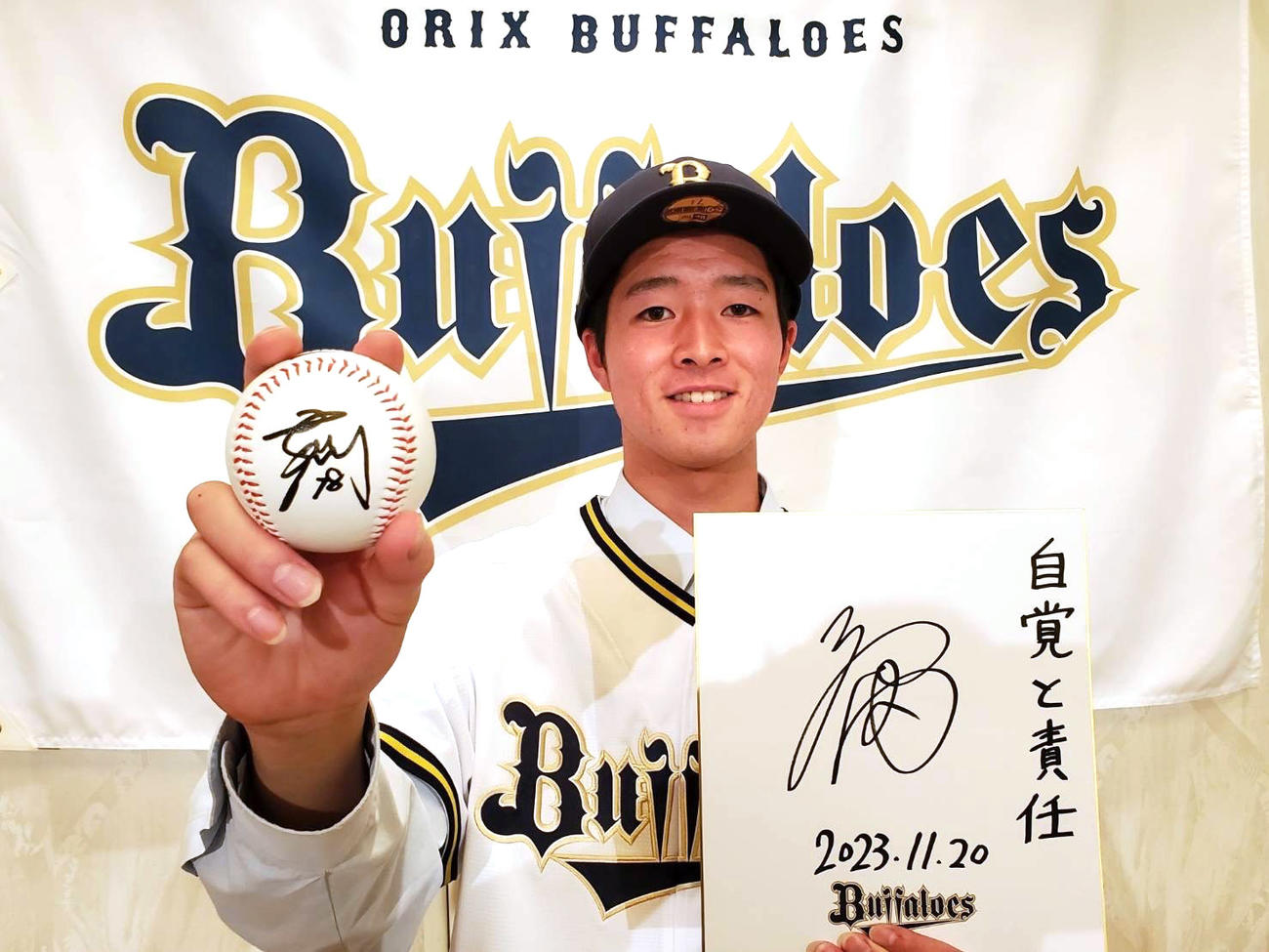 オリックスとの仮契約を済ませたドラフト2位の聖カタリナ学園・河内（球団提供）