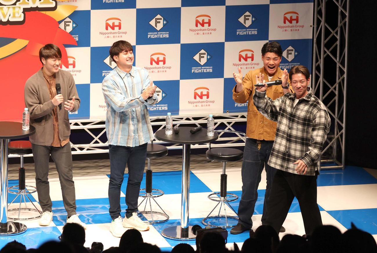 プレミアムトークライブ札幌会場に登場した日本ハムの左から玉井、浅間、清宮、松本剛（撮影・黒川智章）