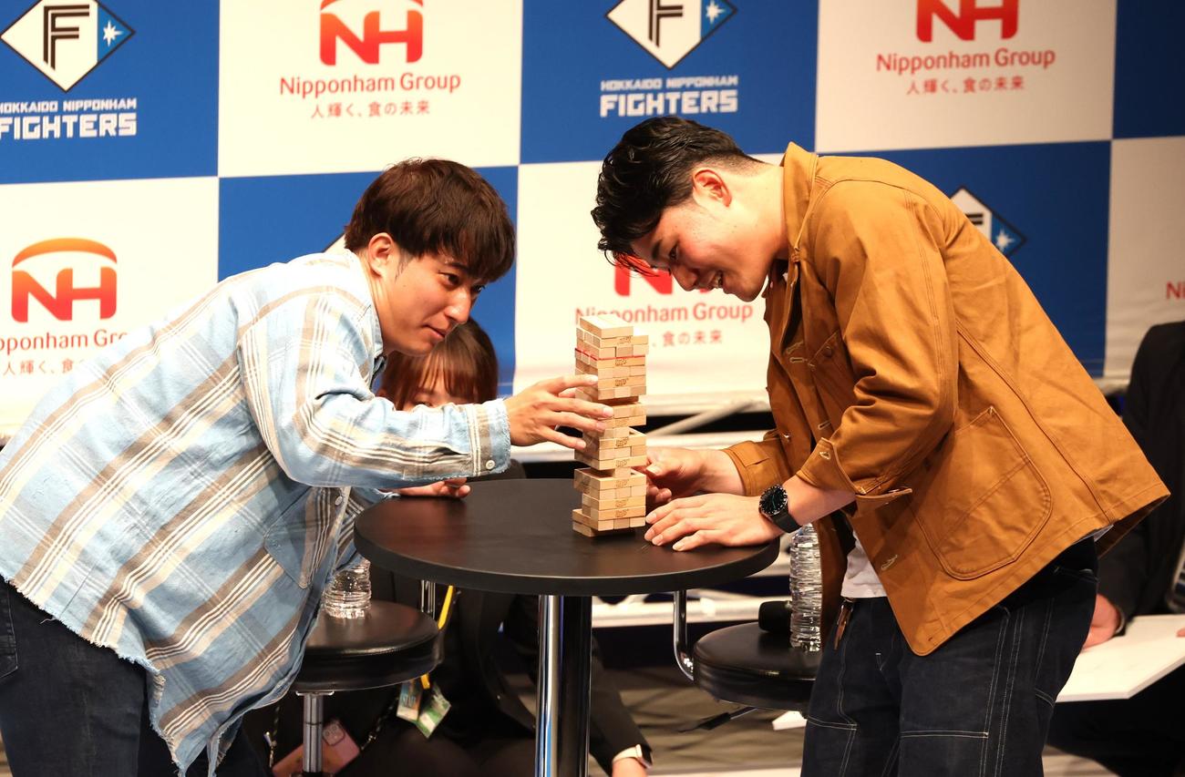 プレミアムトークライブのゲーム対決で浅間（左）とジェンガをする清宮（撮影・黒川智章）