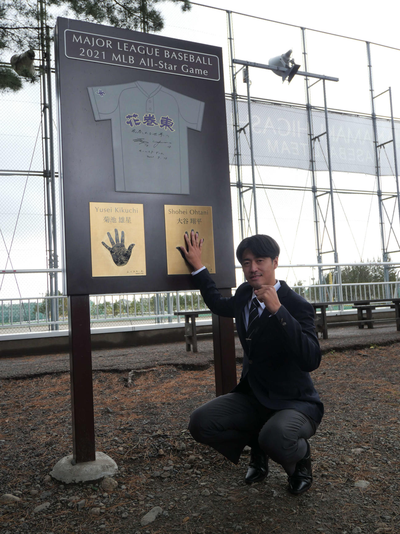母校を訪問し、菊池、大谷の手形の記念碑に手を合わせる巨人ドラフト1位の中大・西舘（撮影・上田悠太）