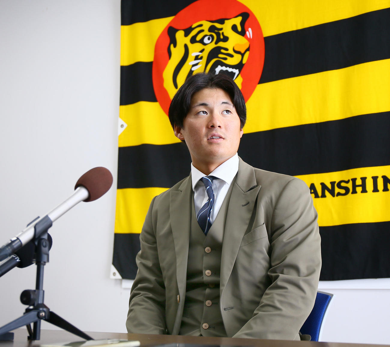 契約更改を終え会見する阪神前川（撮影・上山淳一）
