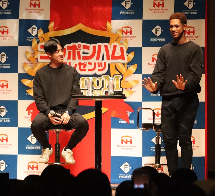 トークショーでリラックスポーズを取る日本ハム万波。左は北山（撮影・永野高輔）