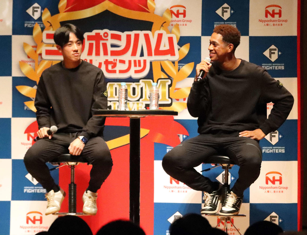 旭川市内でのトークショーに出演した日本ハム北山（左）と万波（撮影・永野高輔）