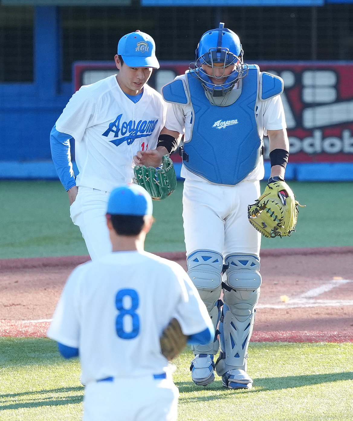 慶大対青学大　8回表慶大1死満塁、本間に先制の押し出し四球を与え、うつむく下村（左）（撮影・鈴木みどり）