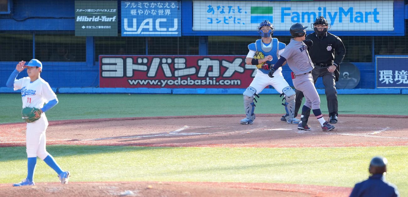 慶大対青学大　8回表慶大1死満塁、先制の押し出し四球を選ぶ本間。投手下村（撮影・鈴木みどり）