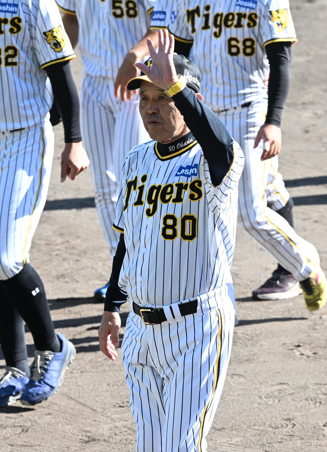 11月19日　秋季キャンプを打ち上げファンの声援に応える岡田監督