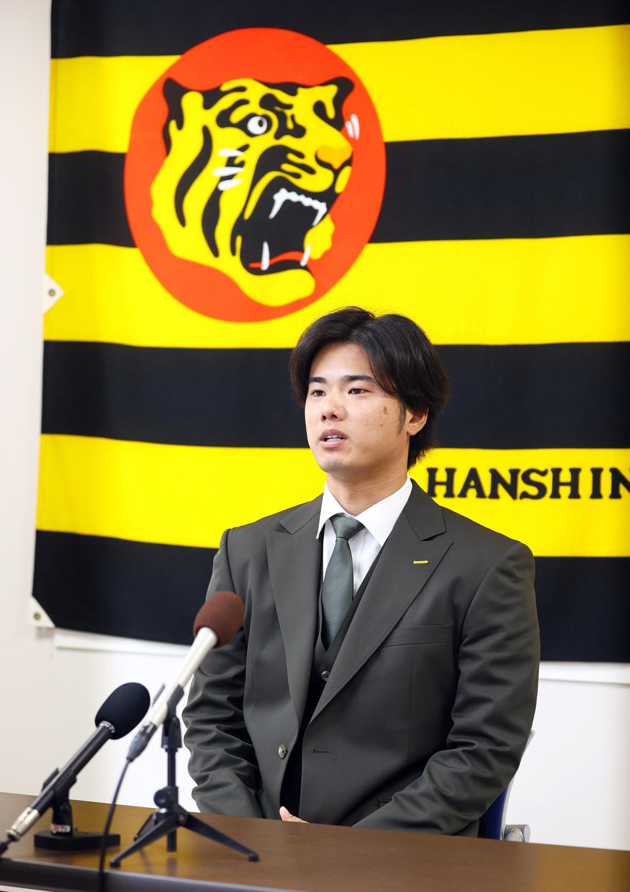 契約更改を終え会見する阪神川原（撮影・上山淳一）