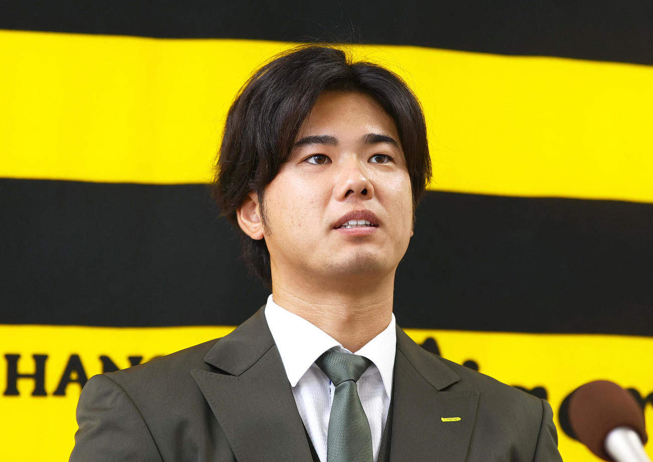 契約更改を終え会見する阪神川原（撮影・上山淳一）