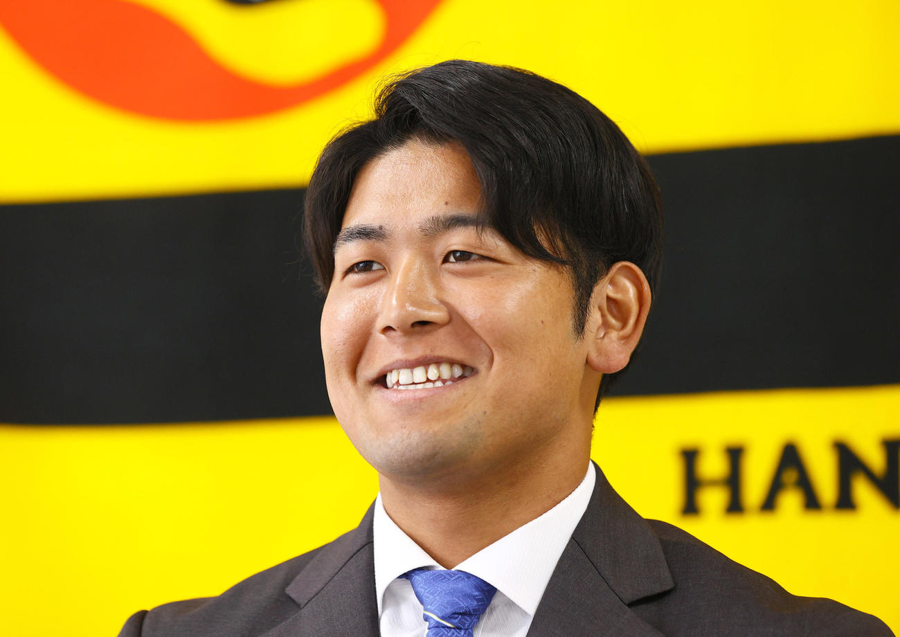 契約更改を終え会見する阪神岡留（撮影・上山淳一）