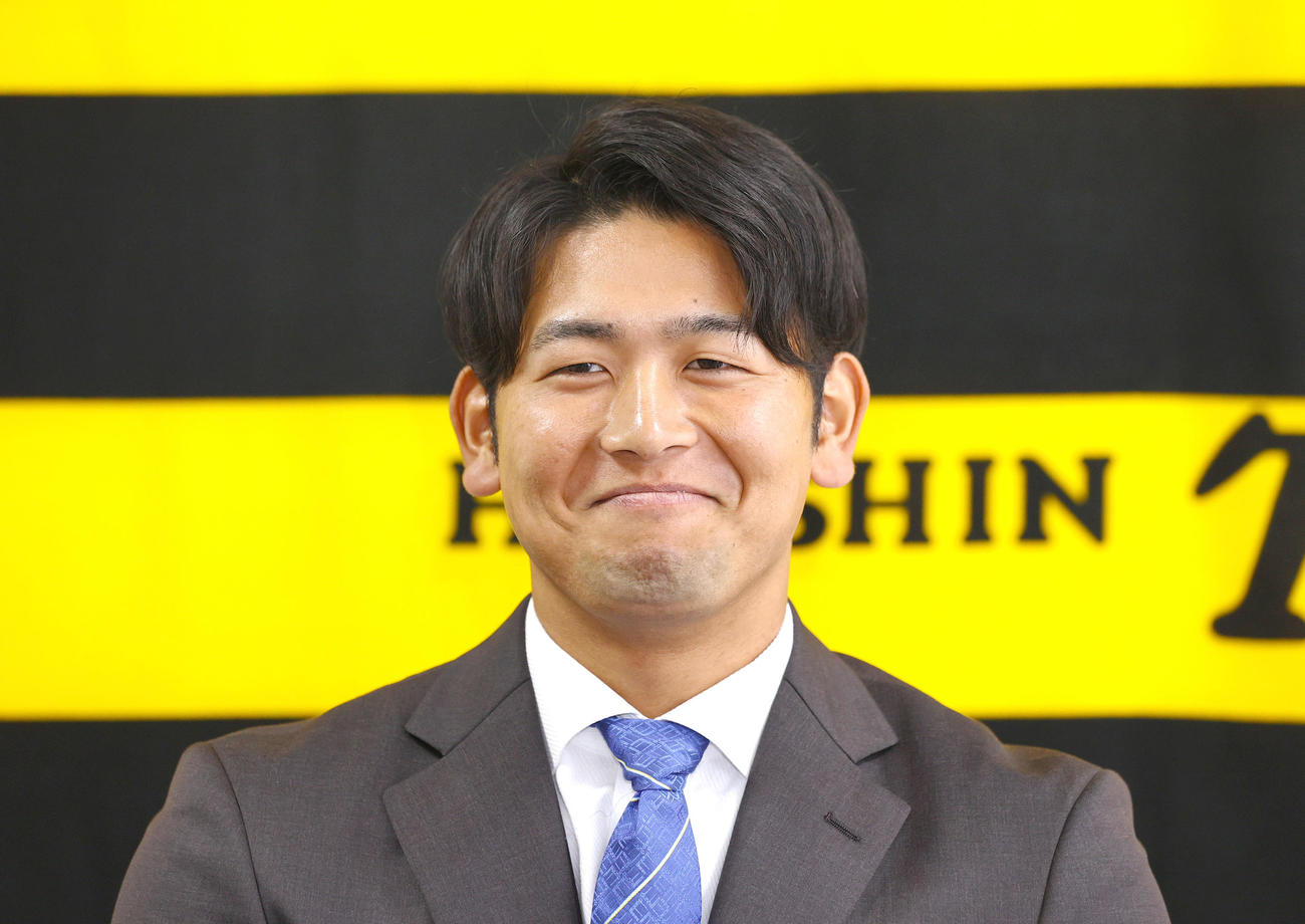 契約更改を終え会見する阪神岡留（撮影・上山淳一）