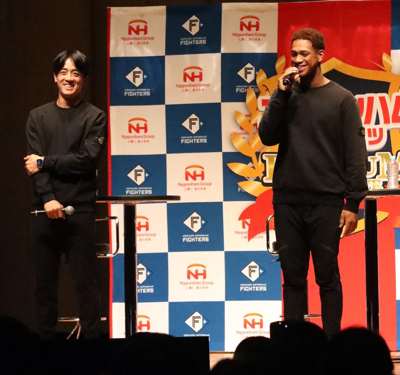 旭川市内でのトークショーに出演した日本ハム北山（左）と万波（撮影・永野高輔）