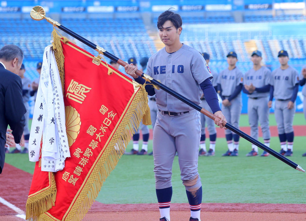 慶大対青学大　笑顔で優勝旗を手にする慶大・広瀬主将（撮影・野上伸悟）