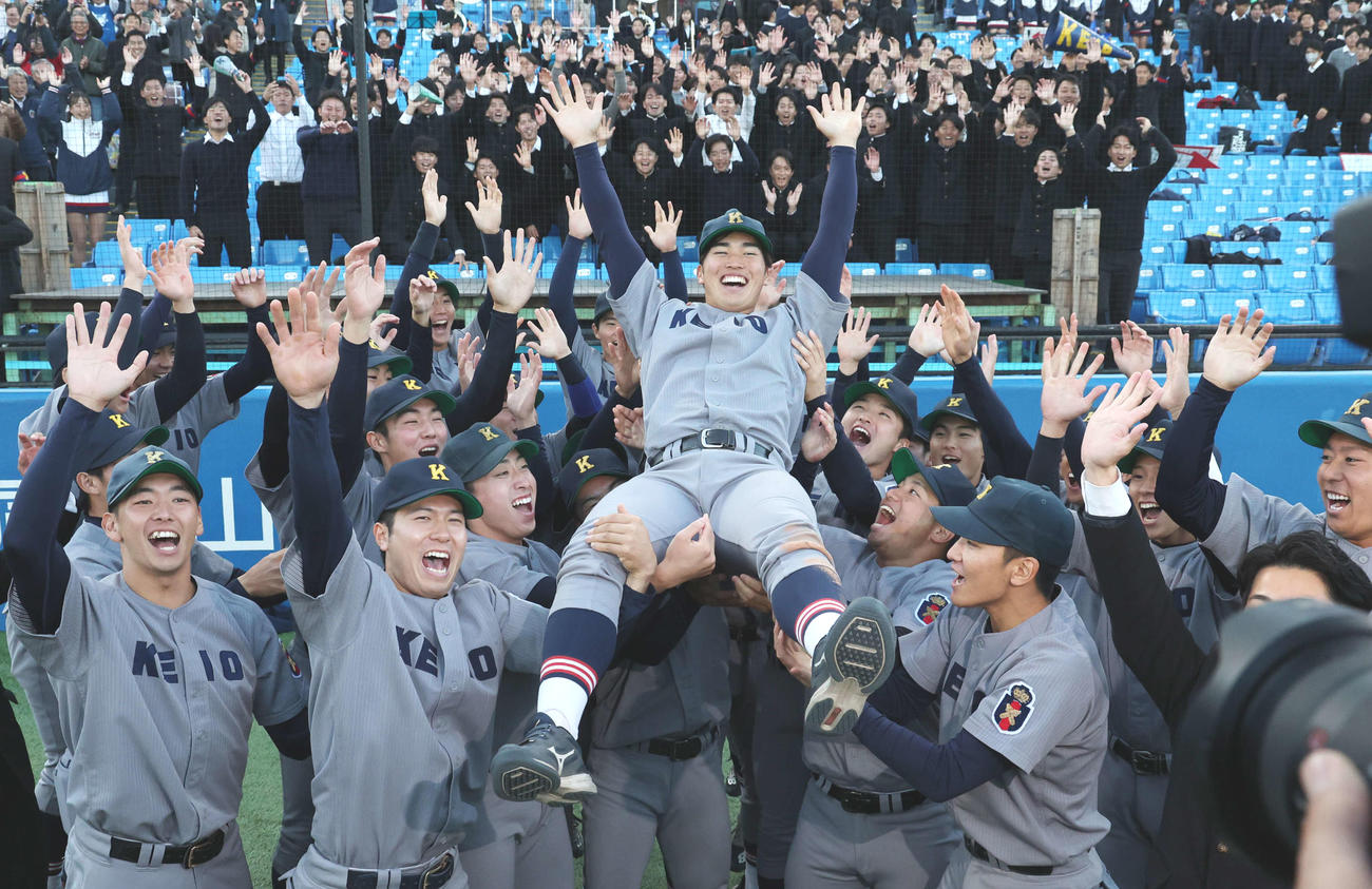 慶大対青学大　優勝し胴上げされる慶大・広瀬主将（撮影・野上伸悟）