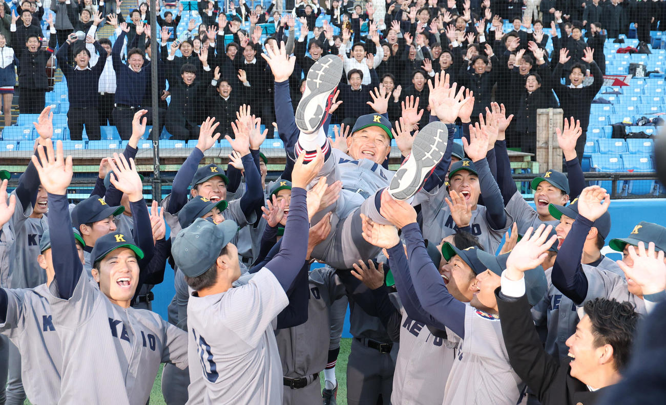 慶大対青学大　優勝し胴上げされる慶大・堀井監督（撮影・野上伸悟）
