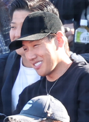 慶大対青学大　観戦する青学大OBのレッドソックス吉田（撮影・野上伸悟）