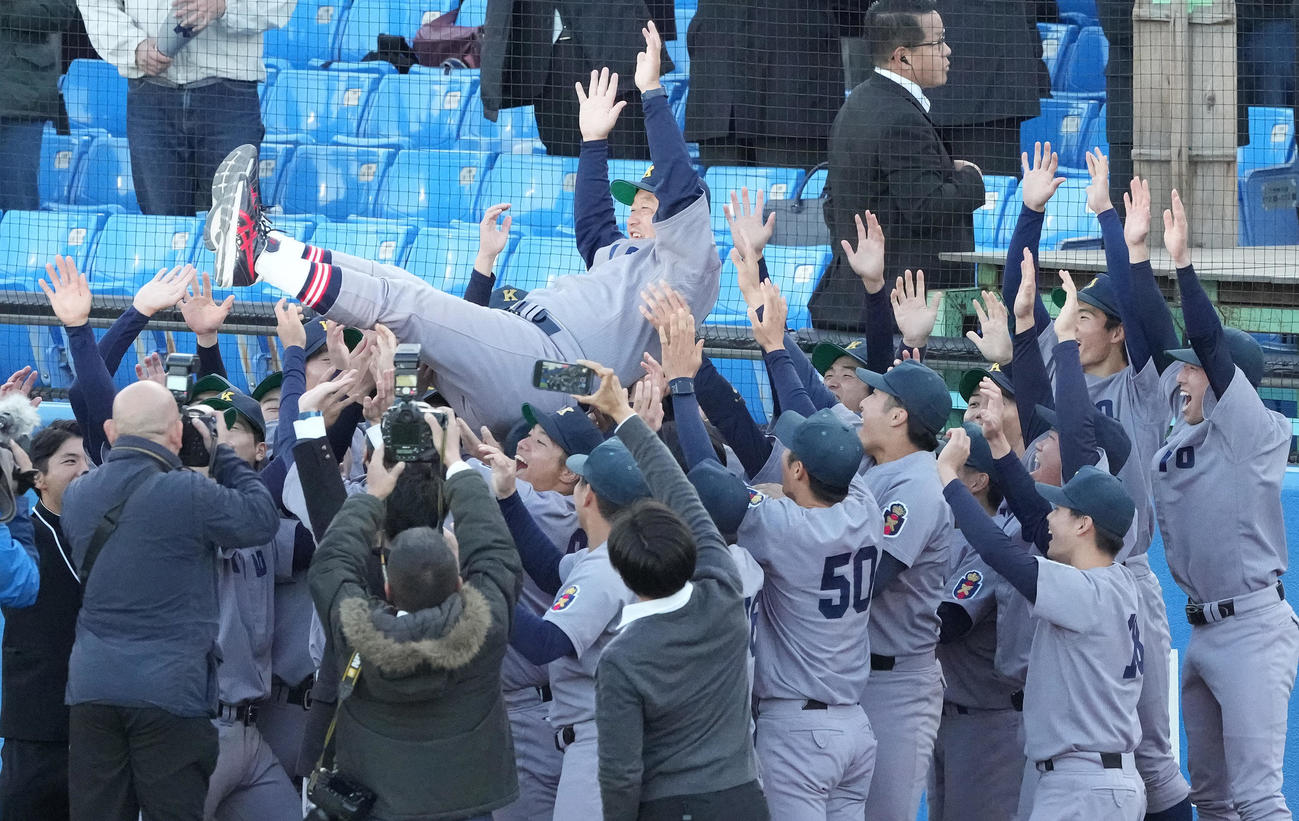 優勝し、胴上げされる慶大・堀井監督（撮影・鈴木みどり）