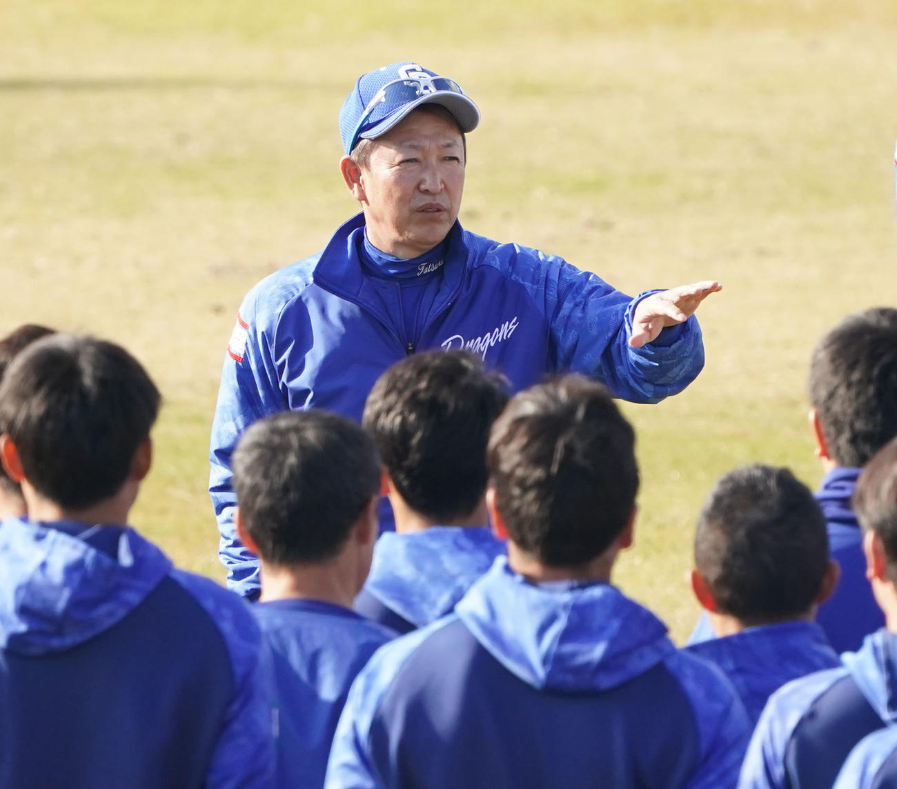 中日秋季キャンプ最終日、練習前に選手を集め話をする立浪監督（撮影・森本幸一）