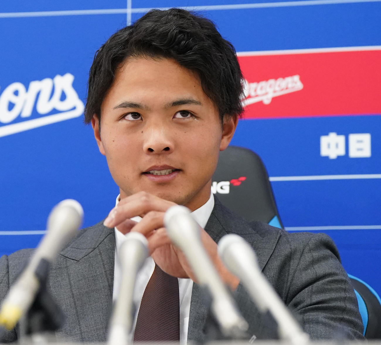 契約交渉を終え会見する石橋（撮影・森本幸一）