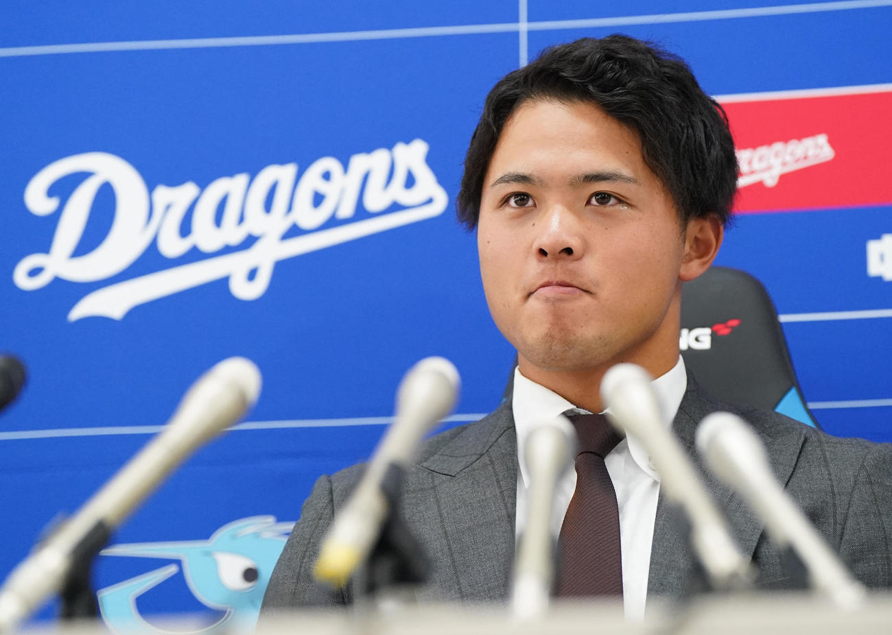 契約交渉を終え会見する石橋（撮影・森本幸一）