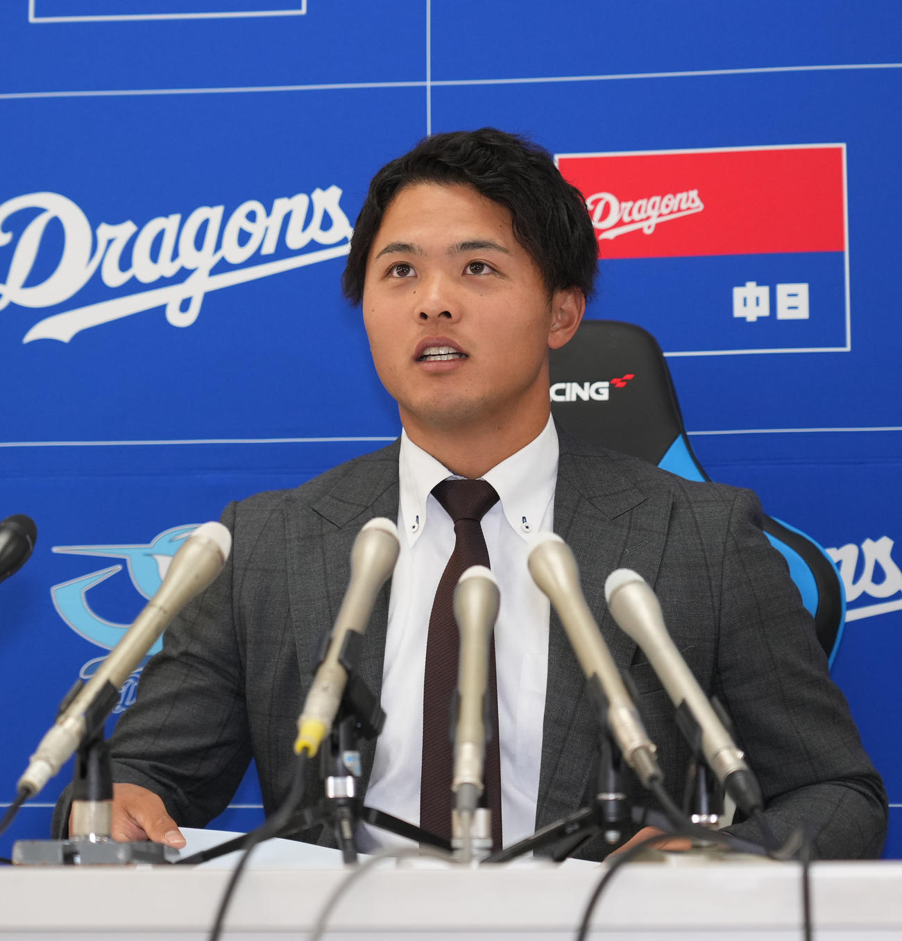 契約交渉を終え会見する石橋（撮影・森本幸一）
