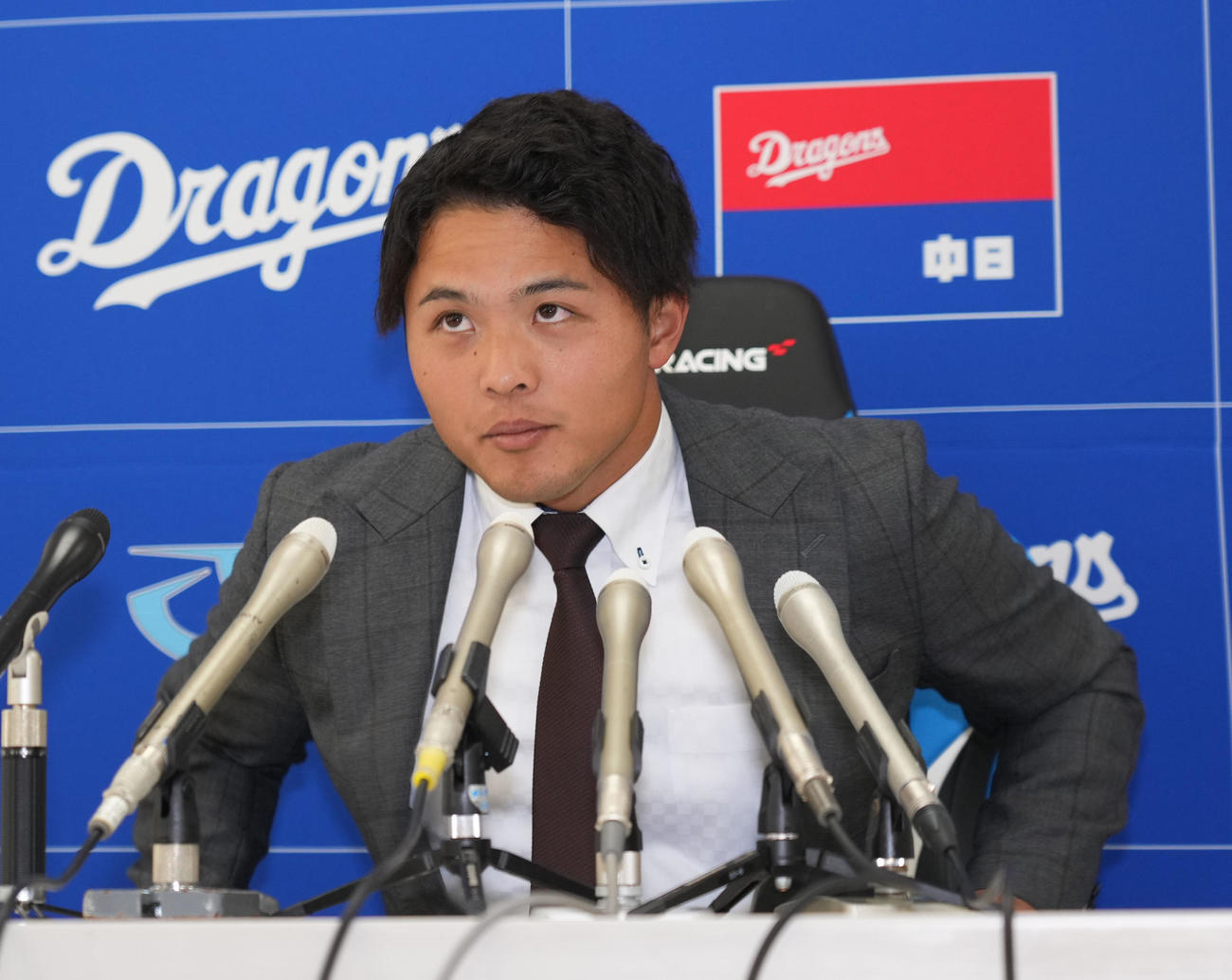 契約交渉を終え会見場の席に着く石橋（撮影・森本幸一）