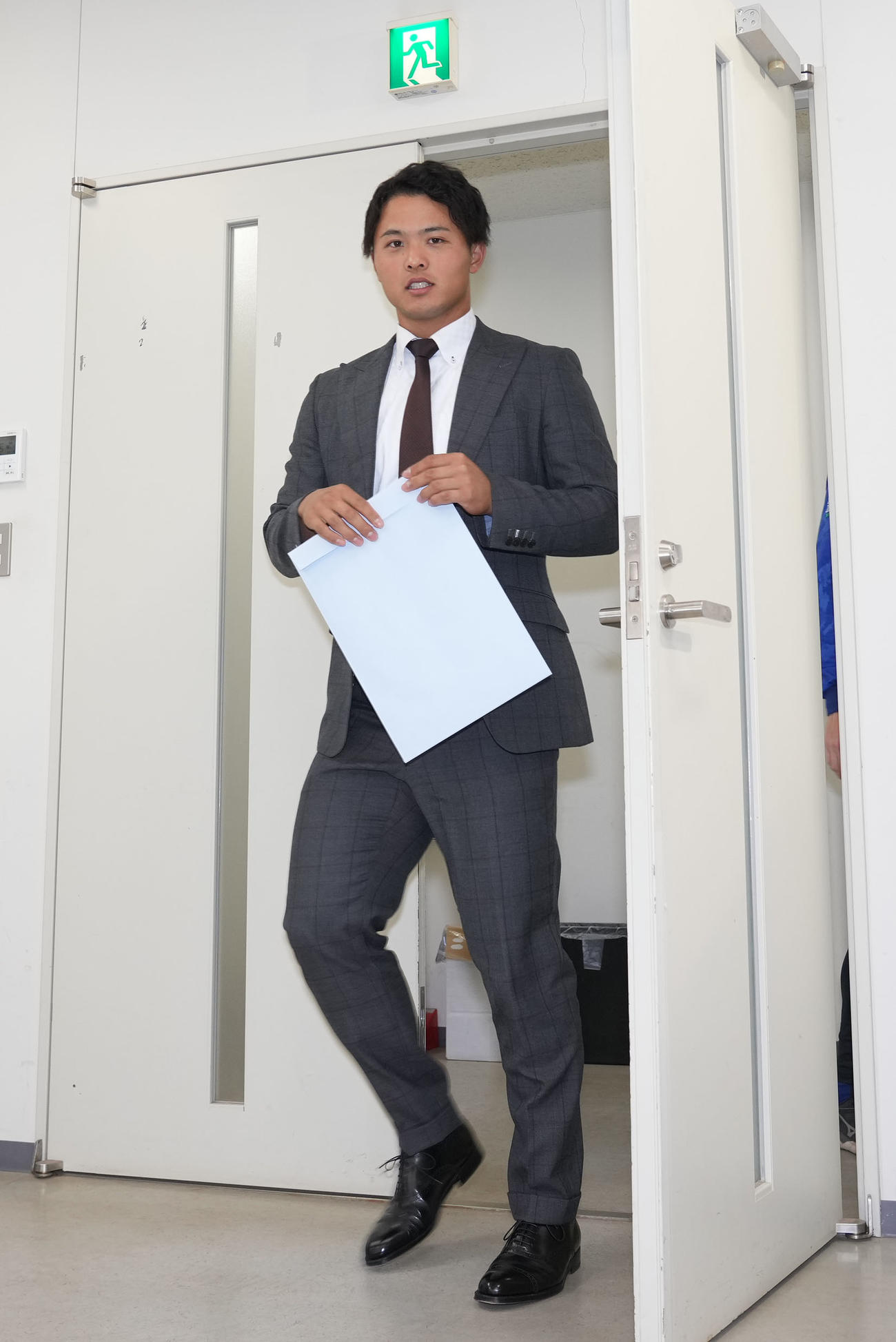 契約交渉を終え会見場に姿を見せる石橋（撮影・森本幸一）