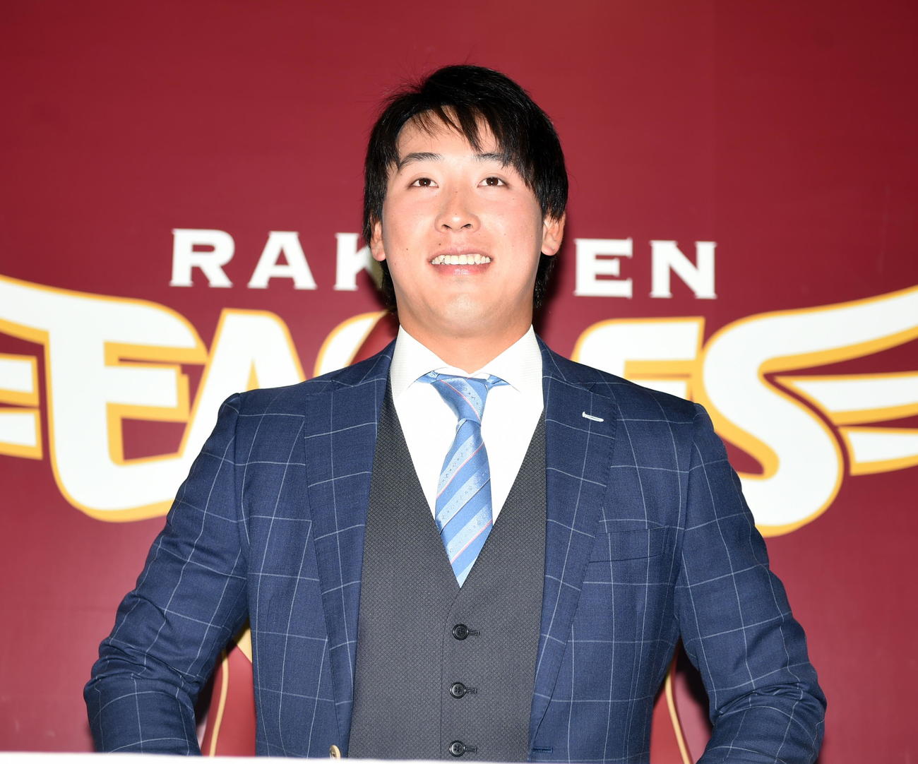 契約更改交渉を終え晴れやかな表情で取材対応する楽天藤平（撮影・山田愛斗）