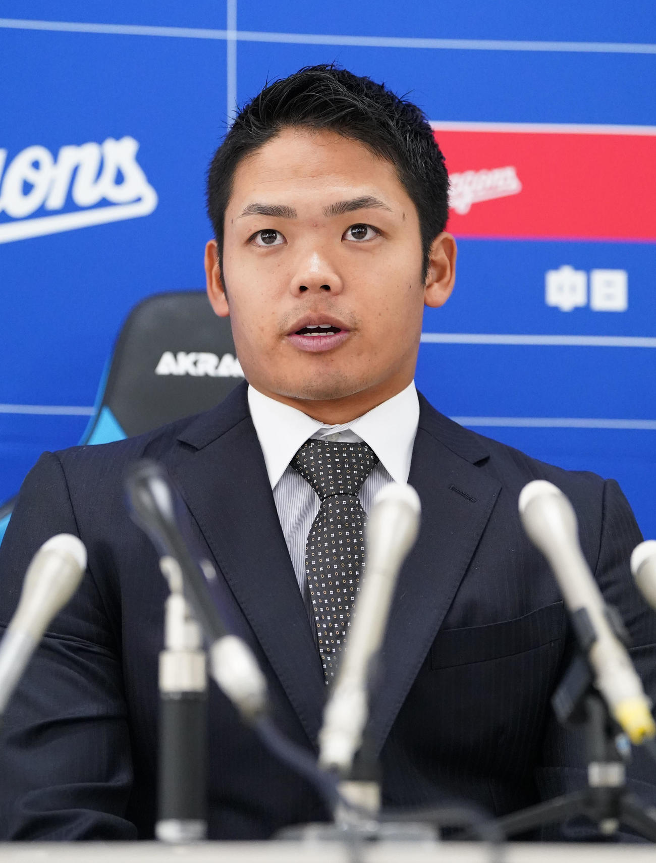 契約交渉を終え会見する根尾（撮影・森本幸一）