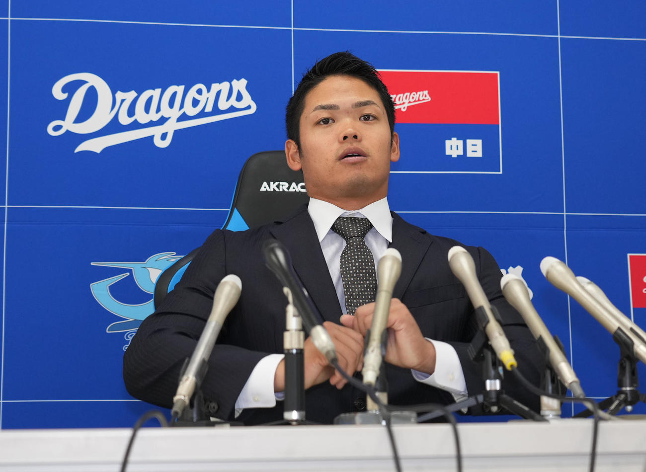契約交渉を終え会見場の席に着く根尾（撮影・森本幸一）