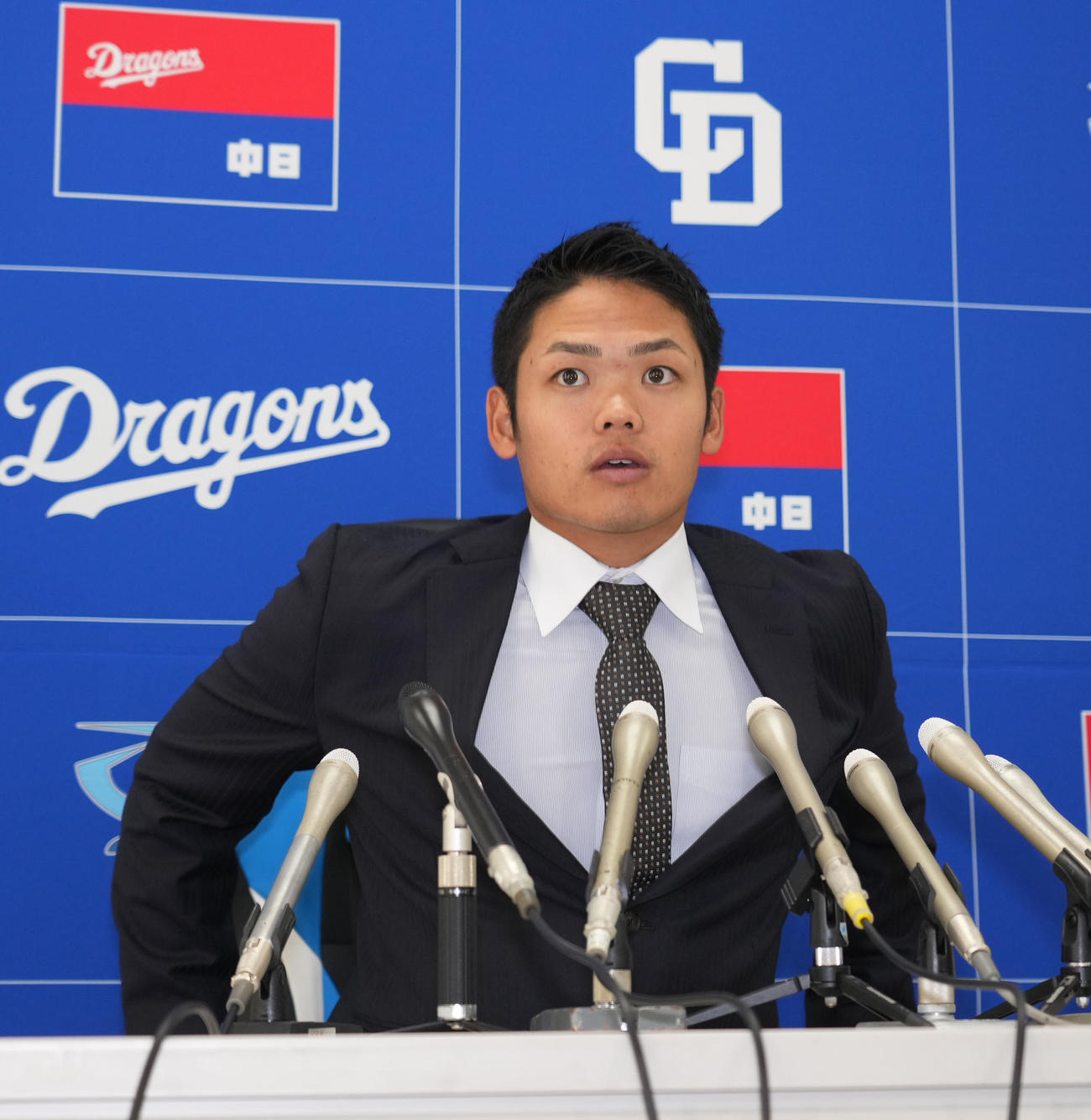 契約交渉を終え会見場の席に着く根尾（撮影・森本幸一）