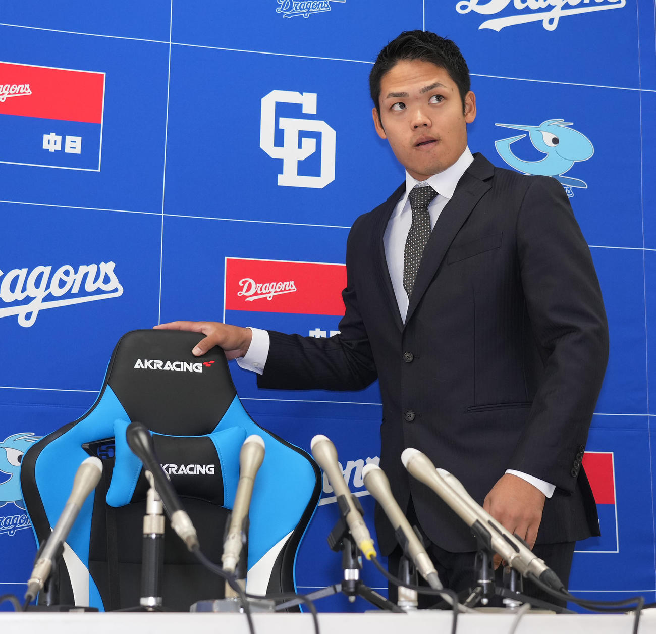 契約交渉を終え会見場の席に着く根尾（撮影・森本幸一）