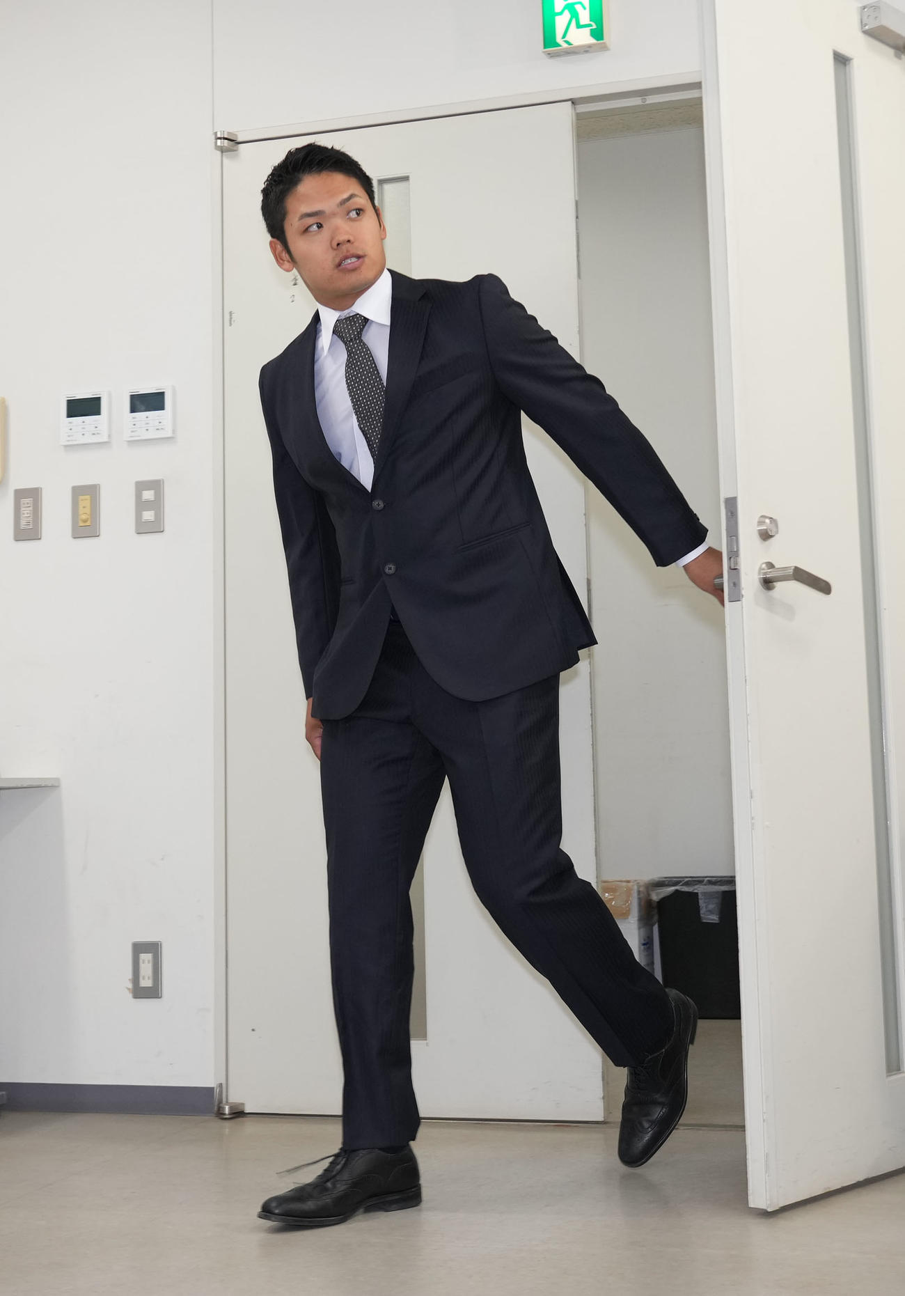 契約交渉を終え会見場に姿を見せる根尾（撮影・森本幸一）