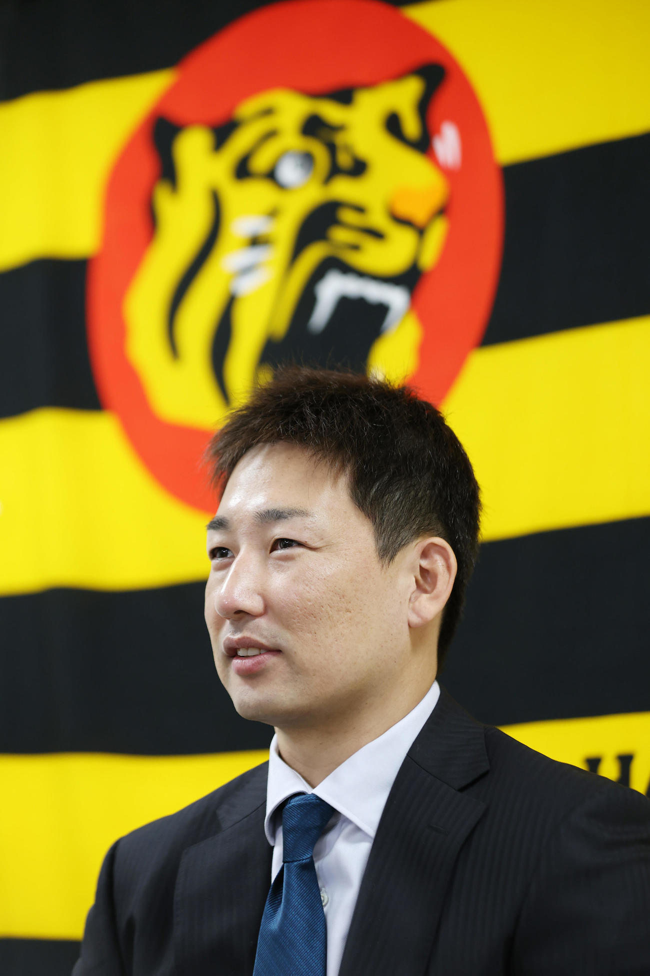 契約更改を終え会見に臨む阪神岩崎（撮影・前田充）