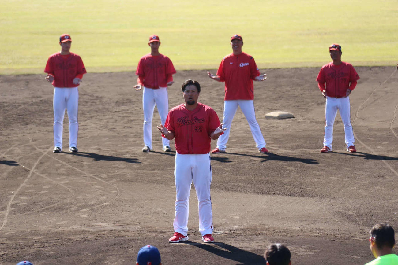 円陣の中央で手締めする広島末包昇大内野手（写真中央、後方右から2番目が新井貴浩監督）（撮影・前原淳）＝2023年11月21日、天福球場