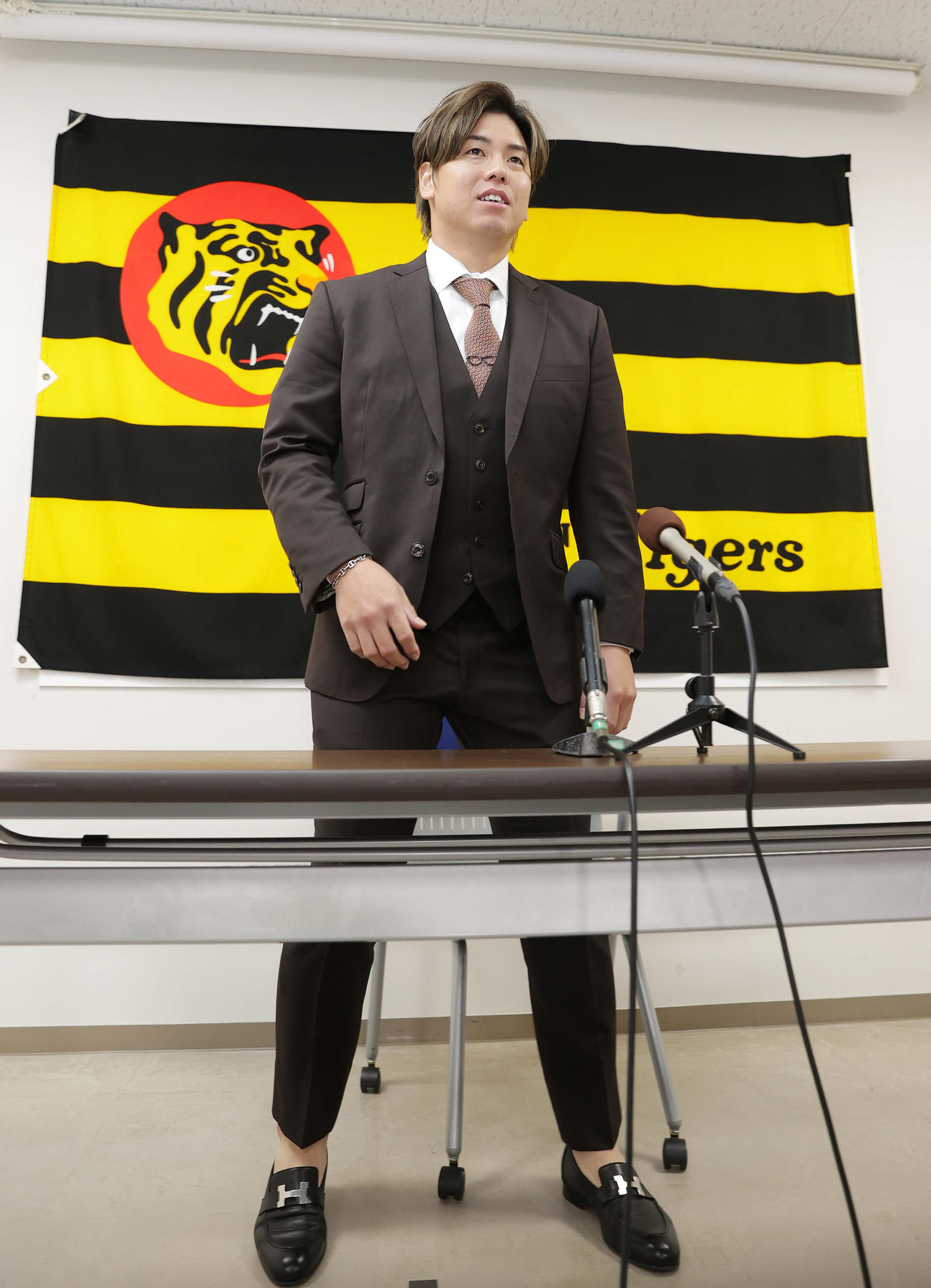 契約更改を終え会見に臨む阪神梅野（撮影・前田充）