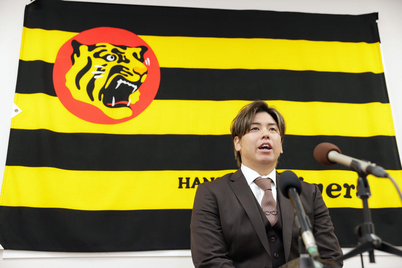 契約更改を終え会見に臨む阪神梅野（撮影・前田充）
