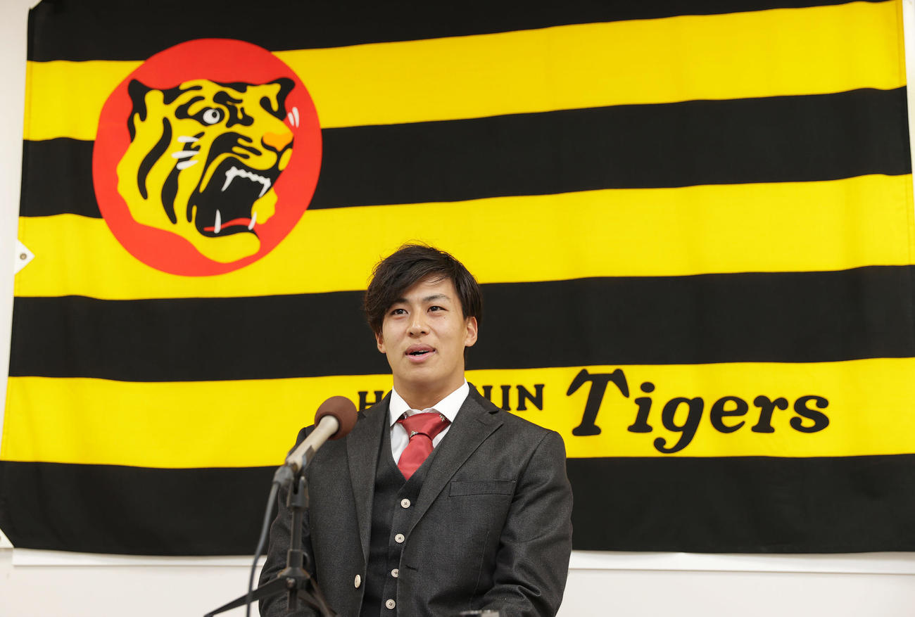 契約更改を終え会見に臨む阪神植田（撮影・前田充）