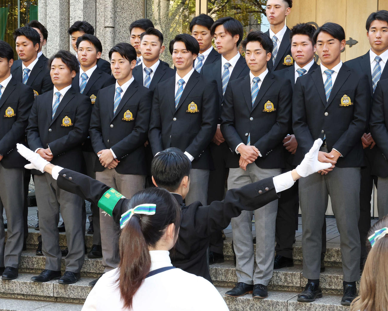 東都大学野球秋季リーグ戦の優勝報告会で応援団からエールを受ける青学大・下村（中央左）、中島（中央）、常広（中央右）（撮影・宮地輝）