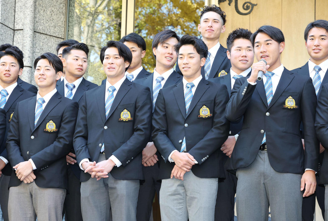 東都大学野球秋季リーグ戦の優勝報告会で青学大・西川（右）のあいさつを笑顔で聞く左から下村、中島、常広（撮影・宮地輝）
