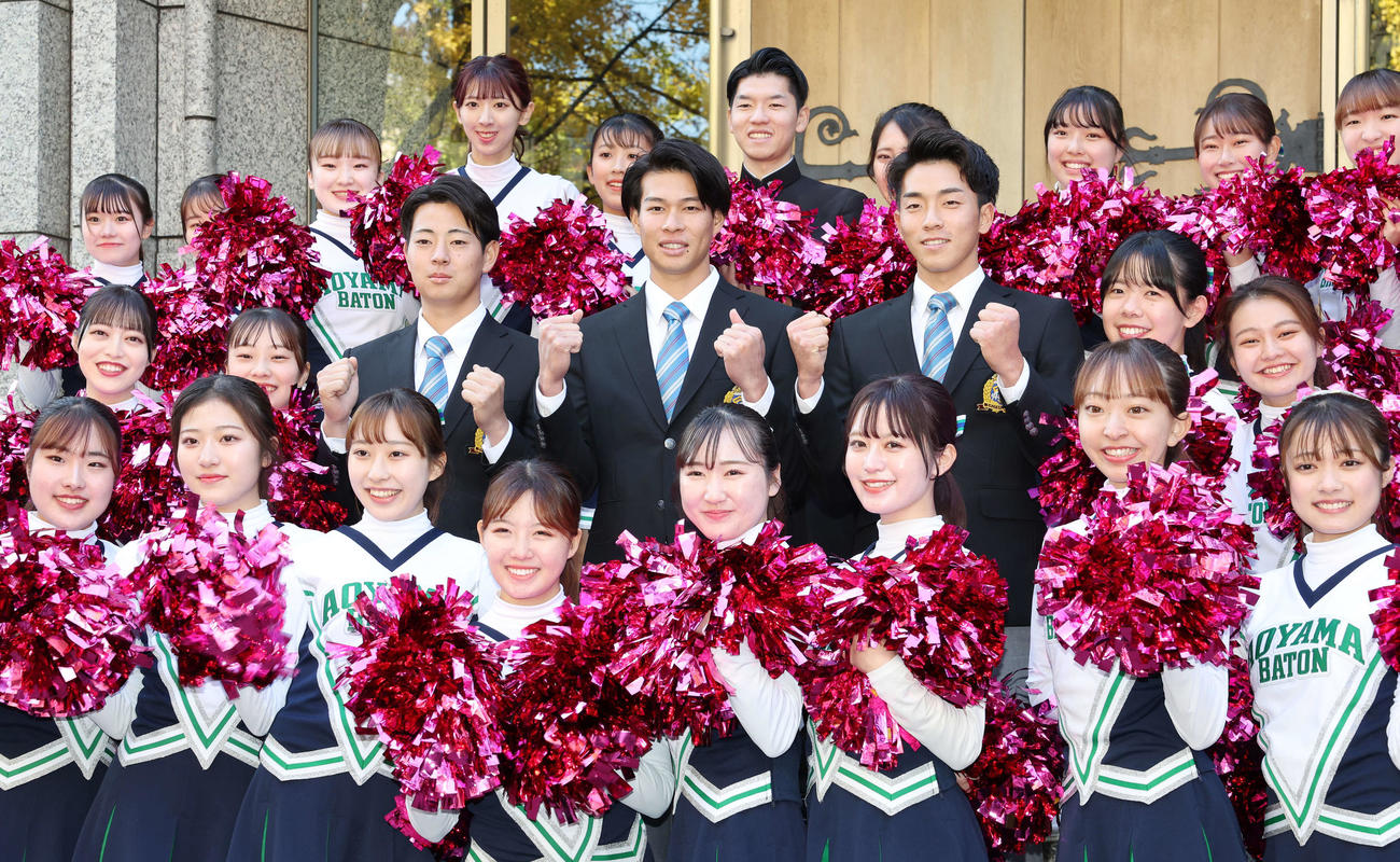 東都大学野球秋季リーグ戦の優勝報告会を行った青学大・下村（左）、中島（中央）、常広はチアリーダーに囲まれ記念撮影する（撮影・宮地輝）