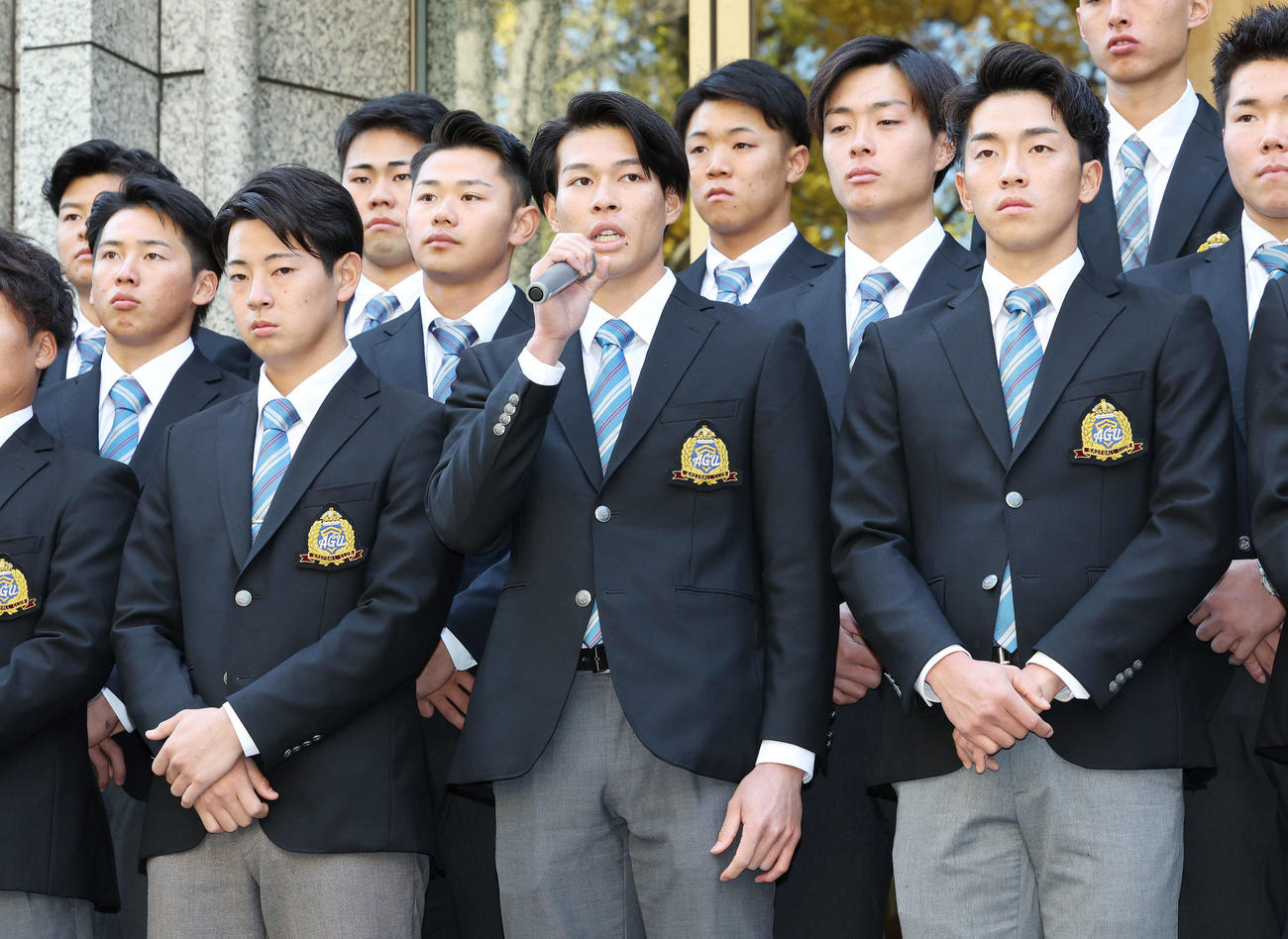 東都大学野球秋季リーグ戦の優勝報告会であいさつする青学大・中島（中央）。左は下村、右は常広（撮影・宮地輝）