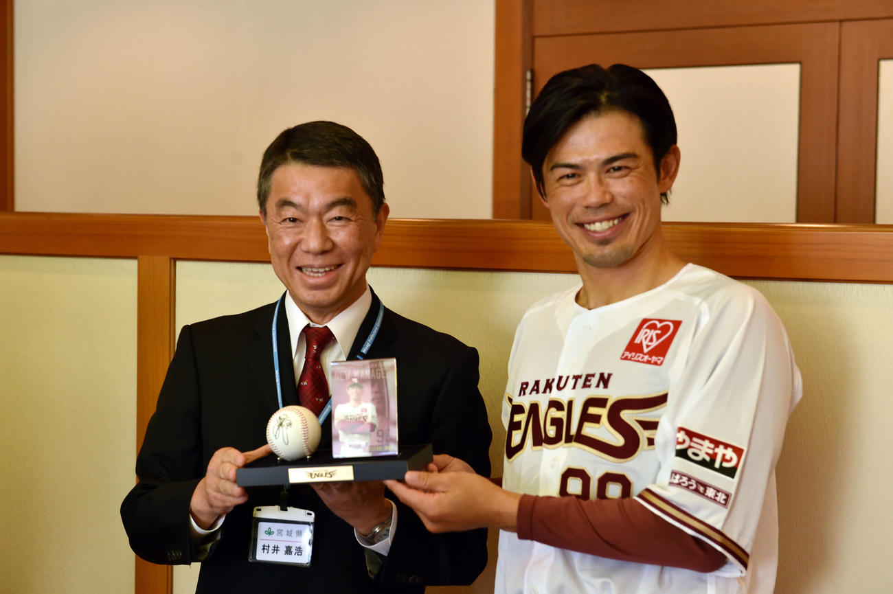 サインボールをプレゼントし、笑顔で写真に納まる楽天今江監督（右）と村井知事