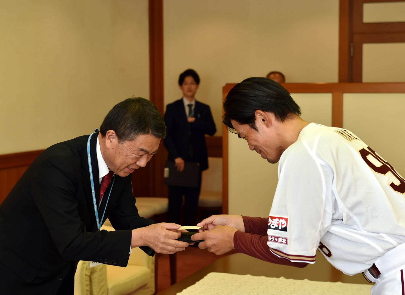 表敬訪問で名刺交換する楽天今江監督（右）と村井知事