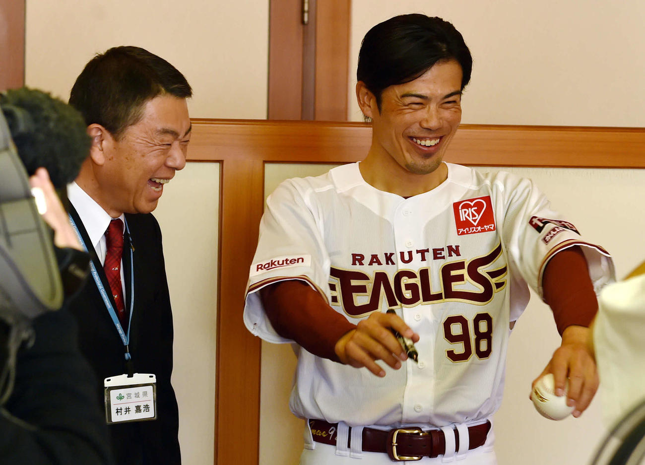 表敬訪問で笑顔を見せる楽天今江監督（右）と村井知事