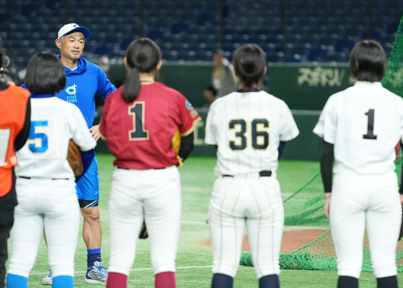 イチロー選抜対高校女子野球選抜　高校女子野球選抜の選手たちに声をかけるイチロー氏（撮影・横山健太）