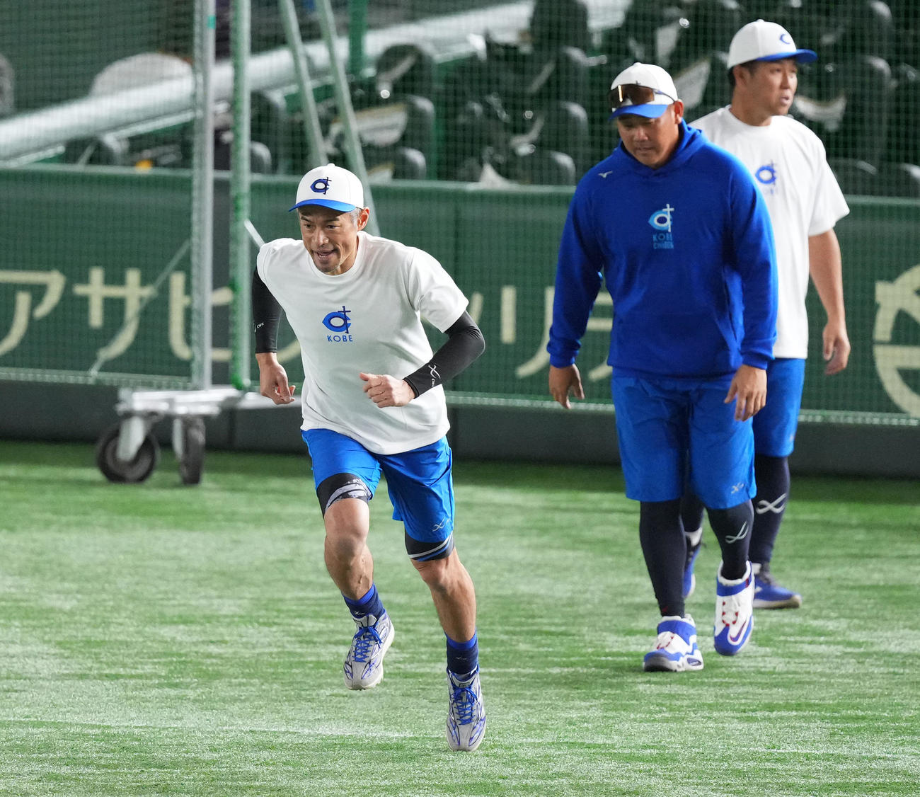 試合前、アップをするイチロー氏。右から2人目は松坂氏（撮影・菅敏）