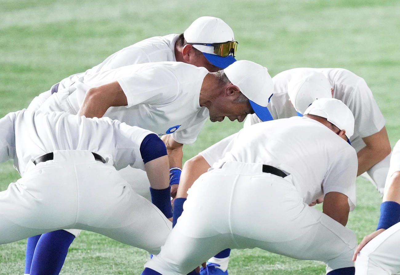 イチロー選抜対高校野球女子選抜　試合前の練習中に声出しをするイチロー氏（中央）（撮影・菅敏）