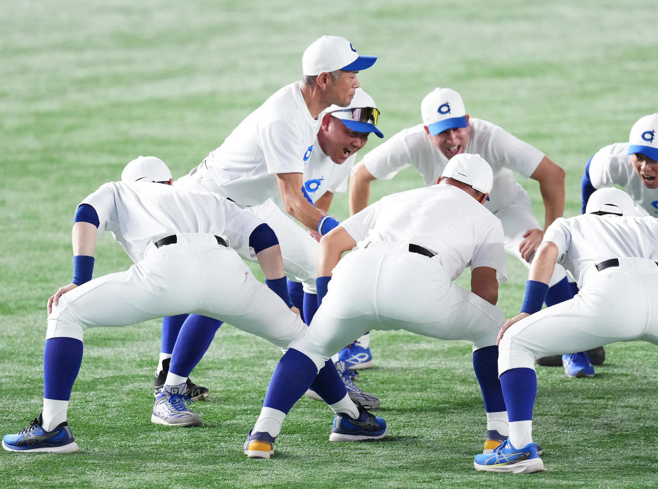 試合前の練習中に声出しをするイチロー氏（左から2人目）、松坂氏（左から3人目）ら（撮影・菅敏）