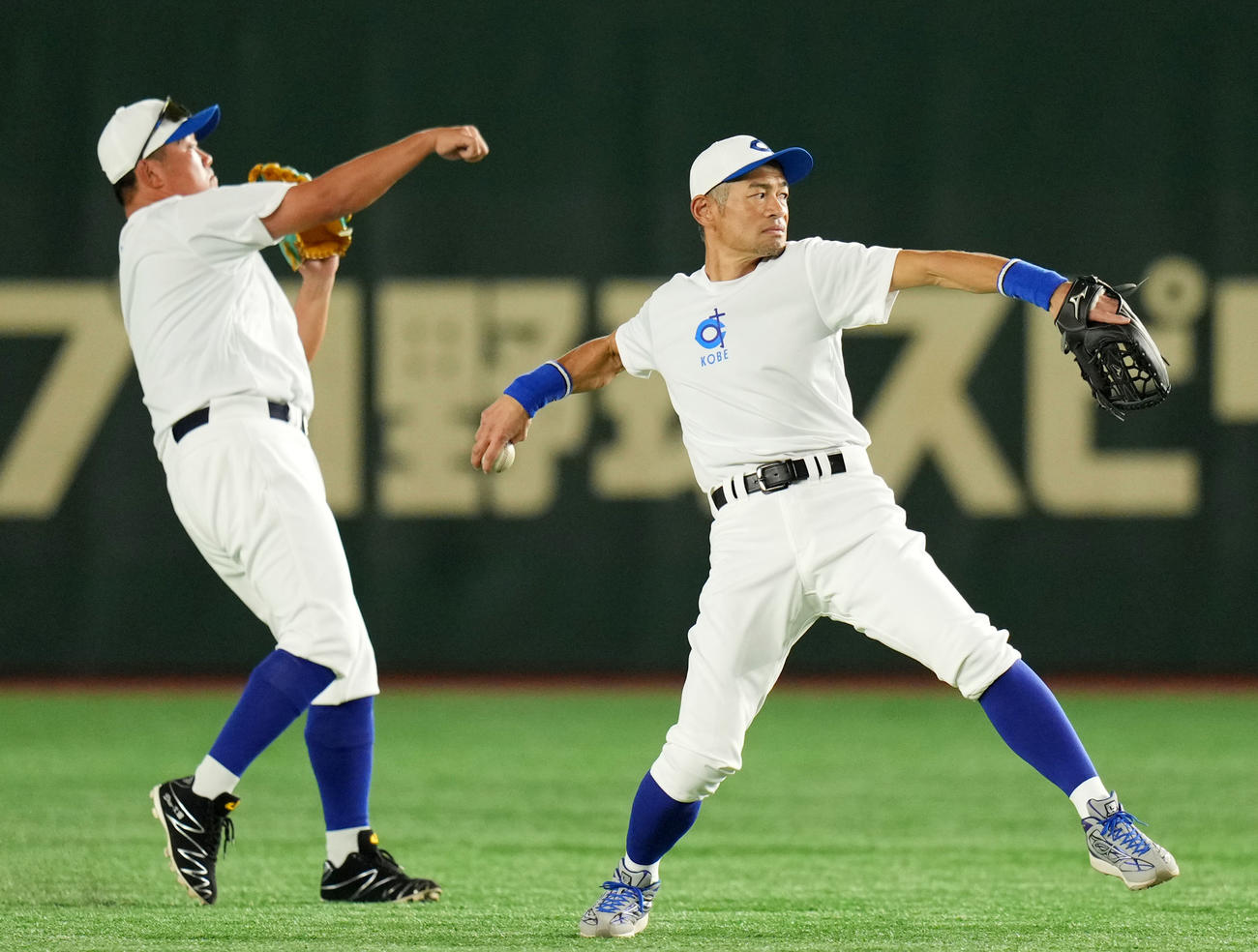 イチロー選抜対高校女子野球選抜　キャッチボールをするイチロー氏（右）と松坂大輔氏（撮影・横山健太）
